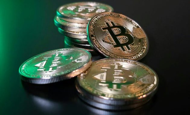 Spot Bitcoin ETFs Wane: Expert Weighs In On Continous Outflows Amid Price Volatility