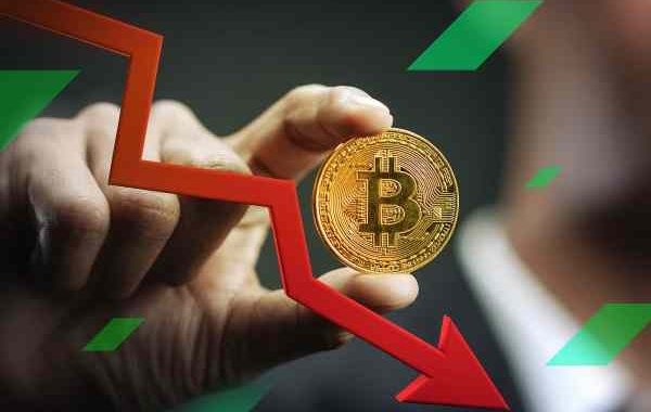 Bitcoin May Slide To $31,500 If Market Downturn Persists, Analyst Warns