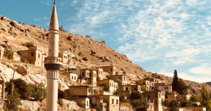 Phantom Money: Counterfeit Dollar Bills Haunt Istanbul Bazaar