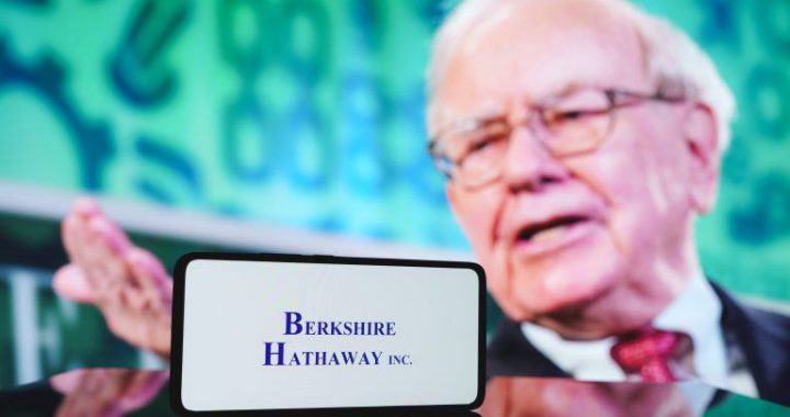 Warren Buffett’s Berkshire Hathaway Increases Holdings in Brazilian Digital Bank Nubank