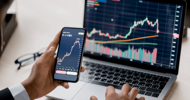 Bitcoin Price Clings to $84K Ahead of High-Stakes Weekend