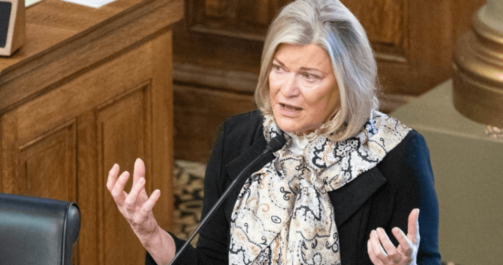 Bitcoin Advocate Lummis Skeptical of Near-Term Approval for Trump’s Crypto Reserve Plan