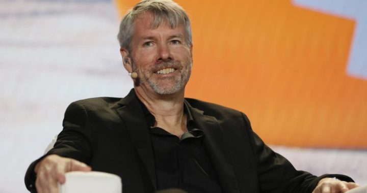 ‘Bitcoin Is Calling’ – Saylor Stirs The Market With Cryptic Clue