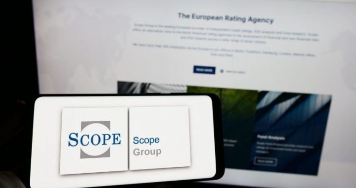 Ratings Agency Issues US Downgrade Warning as Trade War Could Boost Alternatives to the Dollar