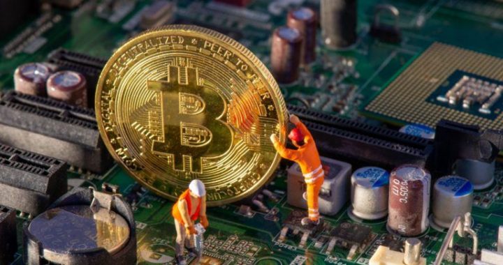 Public Bitcoin Miners Sell 40% of Mined BTC Amid Rising Cost Pressures
