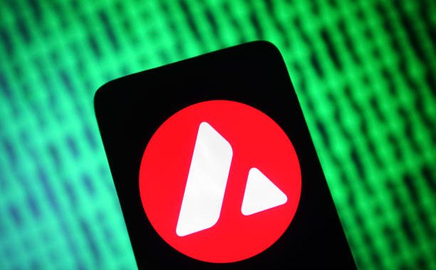 Avalanche Slides Off The Edge – What Comes After The 4H Trendline Snap?