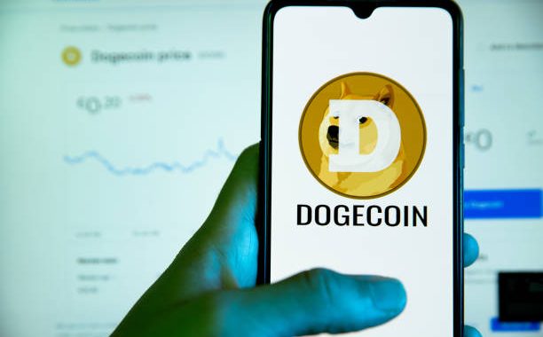 Dogecoin Caught In Compression: Descending Triangle Warns Of Potential Collapse
