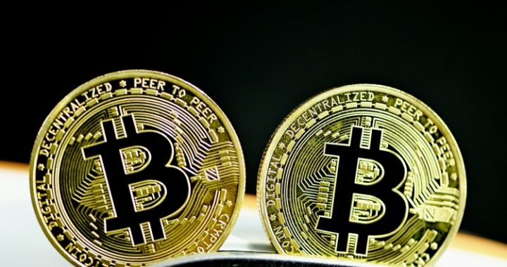 Bitcoin Weak Hands Exit While Smart Money Loads Up –  Is A Breakout Near?