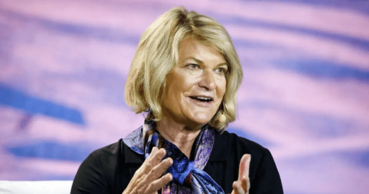 Cynthia Lummis Calls for Powell to Resign