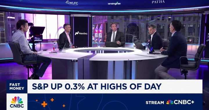 With FOMC Slashing Rates, Will AAVE USD Break $400 By December 2025?