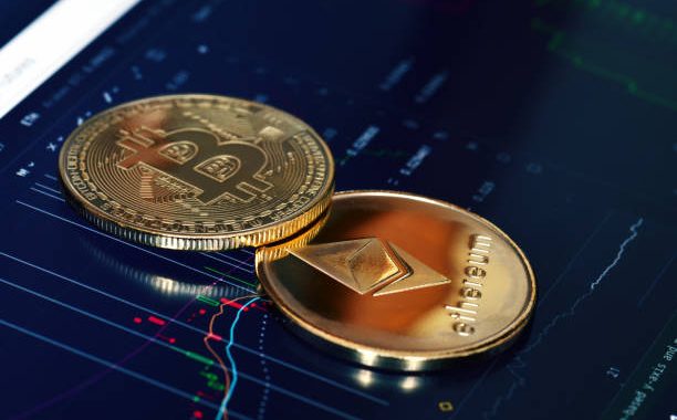 Reversal Loading? Bitcoin, Ethereum, And Solana Build Powerful High-Time-Frame Structures