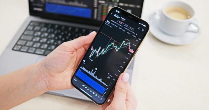 Bitcoin Sees Largest Annual Exchange Drop: Over 400,000 Coins Gone