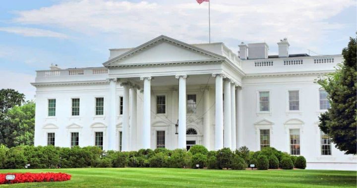 Crypto Bill at Risk: White House Reportedly ‘Furious’ with Coinbase