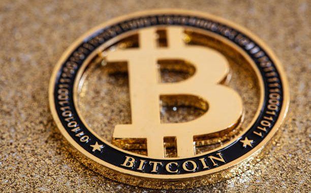 Bitcoin Caught Between Two Liquidity Traps — Which Side Breaks First?