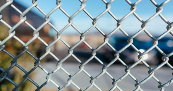 Chainlink Price Lags Under $9: Large Binance Inflows Suggest Further Sell-Side Pressure