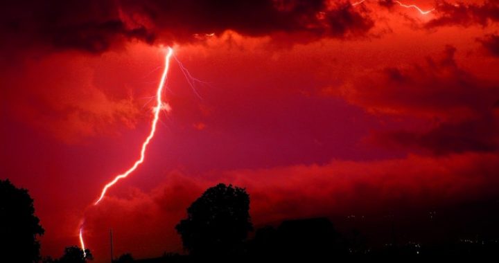 Key Volume Signals Are Driving XRP Momentum Amid Market Uncertainty