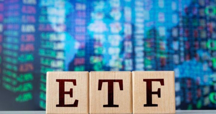 Crypto ETFs Split as Ether, HYPE and Solana Gain While Bitcoin Loses $295 Million