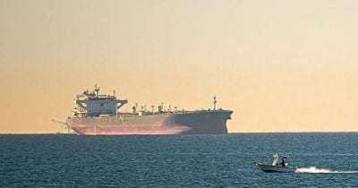 Oil spill from shadow fleet tanker spreads off Oman, threatens Strait of Hormuz