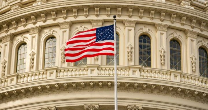 Community Banks Stall Clarity Act Over Stablecoin Rewards