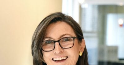 Cathie Wood predicts Federal Reserve will not tighten in 2026