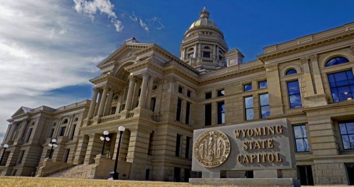 LINK Pops 3% to $9.70 as Wyoming Shifts Stablecoin to CCIP