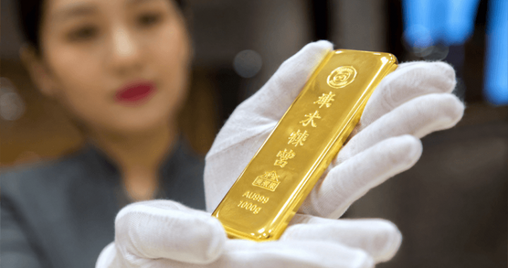 Gold Hits 2-Month High Above $4,400 as China Keeps Hoarding