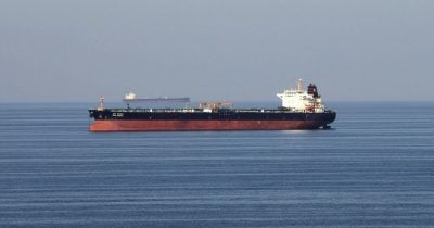 Chinese shipping giants halt oil tanker operations in strategic straits