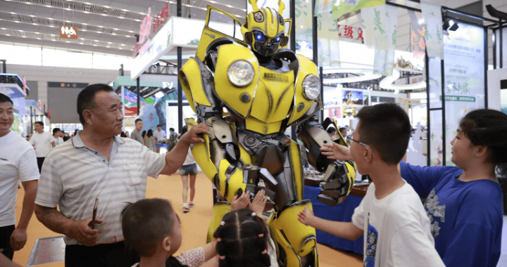 A Chinese Humanoid-Robot Maker’s Shanghai IPO Surged About 500% After a New “Superman” Demo